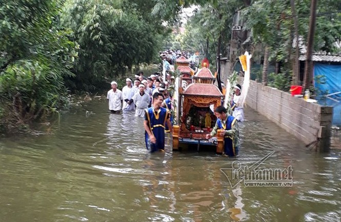 Đẩy xe tang giữa mênh mang lũ đưa người thân về cõi vĩnh hằng - ảnh 3
