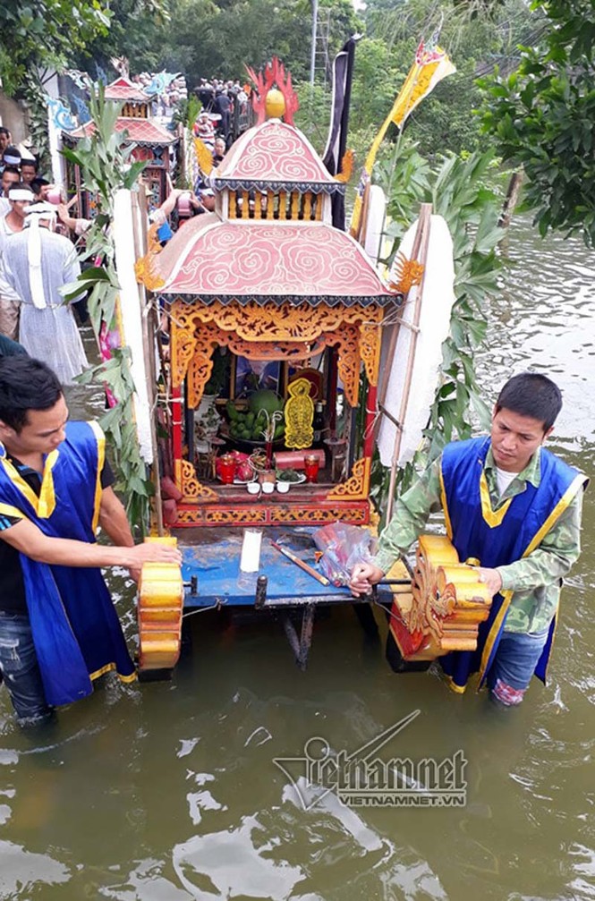 Đẩy xe tang giữa mênh mang lũ đưa người thân về cõi vĩnh hằng - ảnh 5