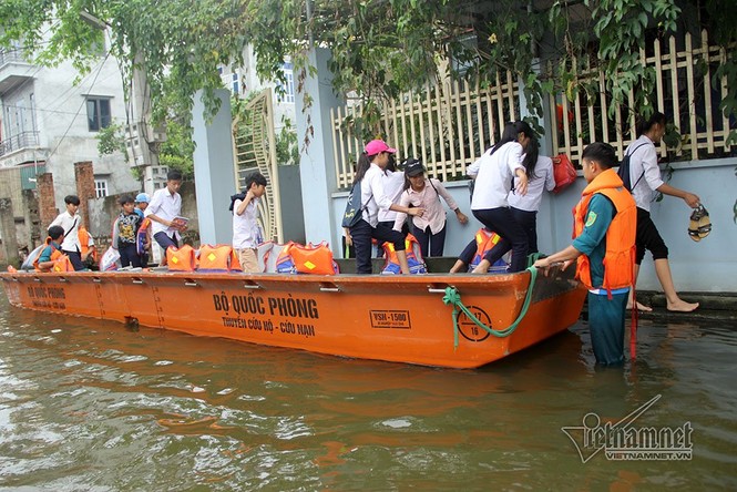 Ngày 2 lượt, học sinh Hà Nội leo cây trèo nóc nhà đi học - ảnh 8