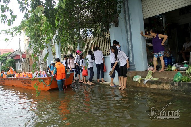 Ngày 2 lượt, học sinh Hà Nội leo cây trèo nóc nhà đi học - ảnh 9
