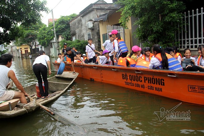 Ngày 2 lượt, học sinh Hà Nội leo cây trèo nóc nhà đi học - ảnh 10