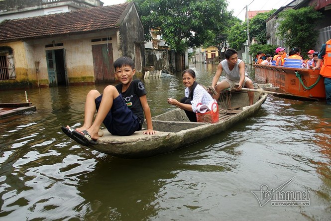 Ngày 2 lượt, học sinh Hà Nội leo cây trèo nóc nhà đi học - ảnh 11