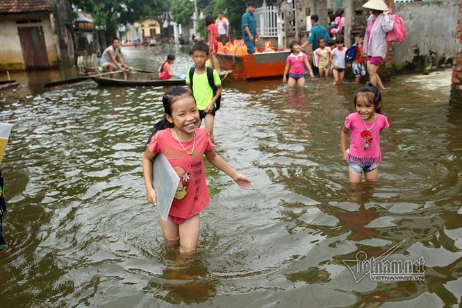 Ngày 2 lượt, học sinh Hà Nội leo cây trèo nóc nhà đi học - ảnh 13