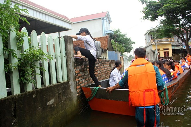 Ngày 2 lượt, học sinh Hà Nội leo cây trèo nóc nhà đi học - ảnh 6