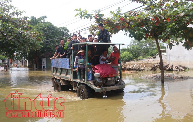 'Rốn lũ' Chương Mỹ: Hàng trăm cảnh sát lội bùn giúp dân dọn dẹp môi trường - ảnh 10