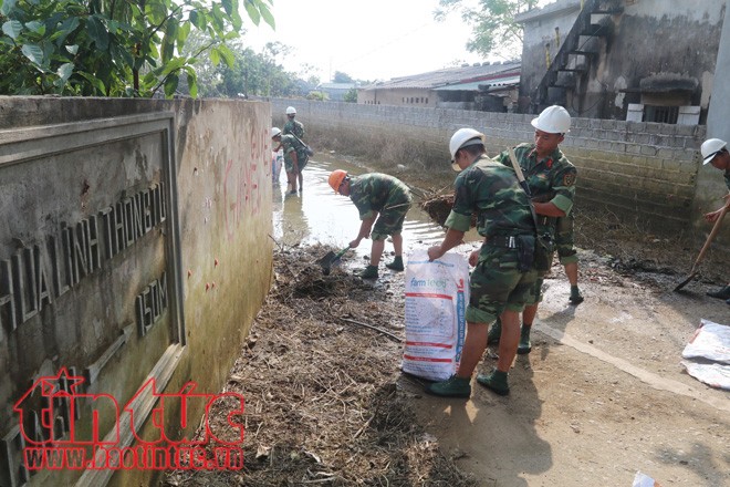 'Rốn lũ' Chương Mỹ: Hàng trăm cảnh sát lội bùn giúp dân dọn dẹp môi trường - ảnh 1