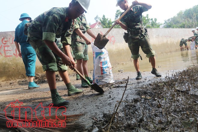 'Rốn lũ' Chương Mỹ: Hàng trăm cảnh sát lội bùn giúp dân dọn dẹp môi trường - ảnh 2