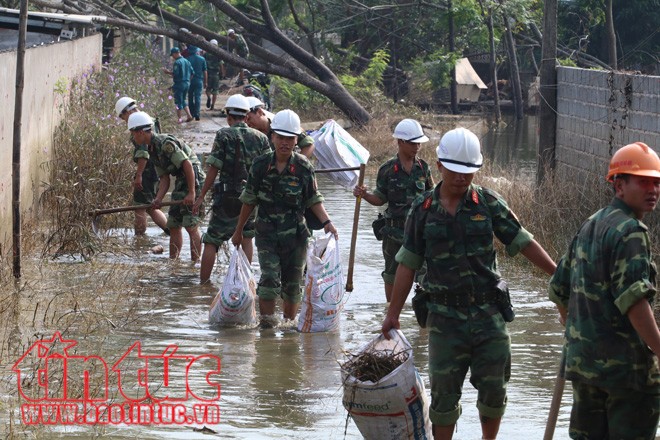 'Rốn lũ' Chương Mỹ: Hàng trăm cảnh sát lội bùn giúp dân dọn dẹp môi trường - ảnh 3