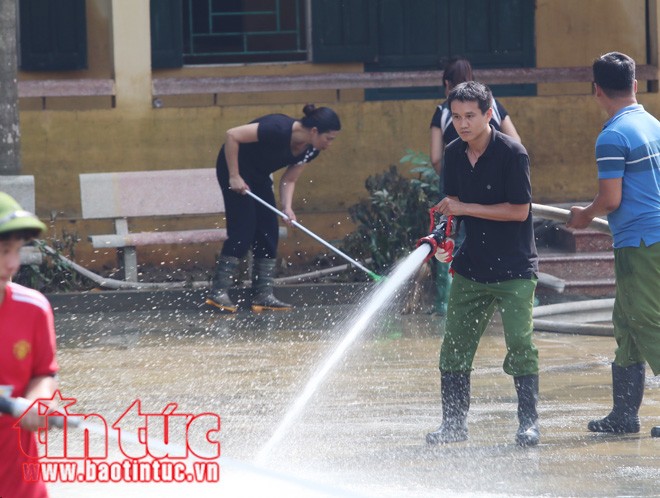 'Rốn lũ' Chương Mỹ: Hàng trăm cảnh sát lội bùn giúp dân dọn dẹp môi trường - ảnh 4