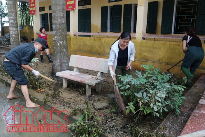 'Rốn lũ' Chương Mỹ: Hàng trăm cảnh sát lội bùn giúp dân dọn dẹp môi trường - ảnh 5