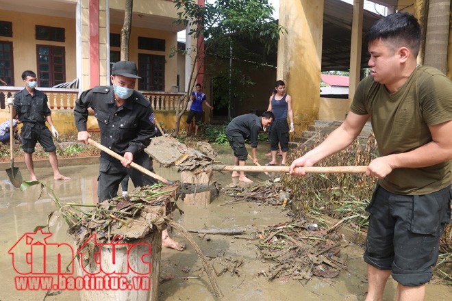 'Rốn lũ' Chương Mỹ: Hàng trăm cảnh sát lội bùn giúp dân dọn dẹp môi trường - ảnh 6