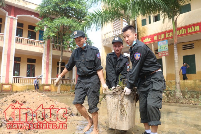 'Rốn lũ' Chương Mỹ: Hàng trăm cảnh sát lội bùn giúp dân dọn dẹp môi trường - ảnh 7