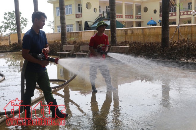 'Rốn lũ' Chương Mỹ: Hàng trăm cảnh sát lội bùn giúp dân dọn dẹp môi trường - ảnh 8