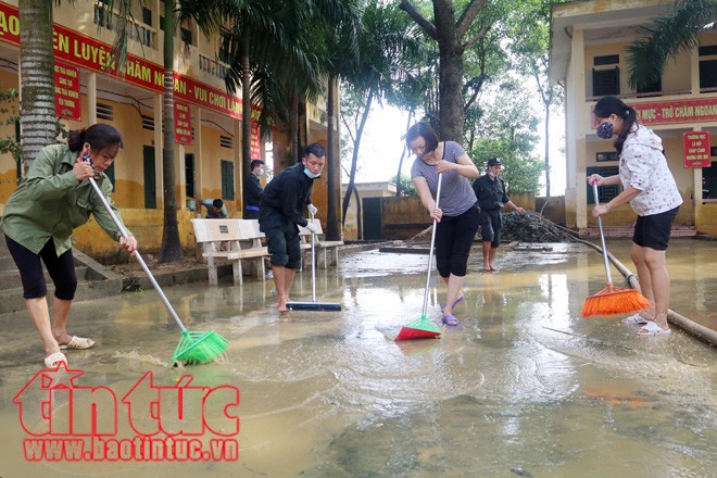 'Rốn lũ' Chương Mỹ: Hàng trăm cảnh sát lội bùn giúp dân dọn dẹp môi trường - ảnh 9