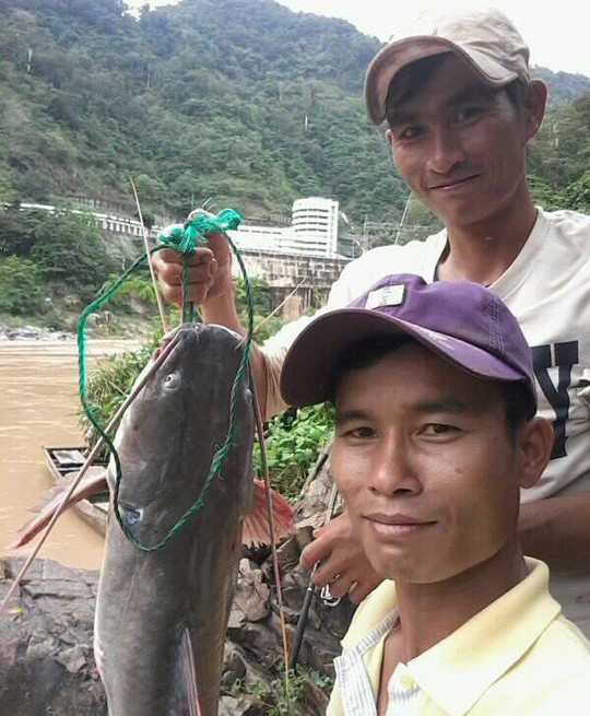 Nghẹt thở vào cuộc đi săn bảo vật 'quái ngư' dưới dòng Sê San - ảnh 1