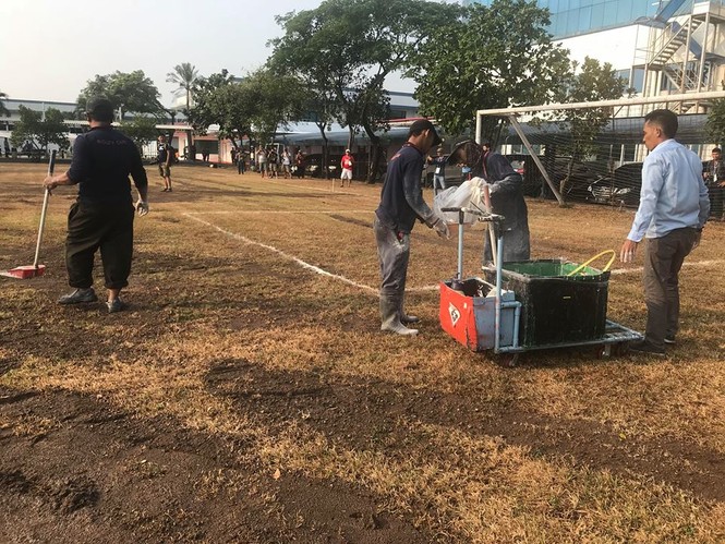 Olympic Việt Nam luyện công trên mặt sân xấu 'phát hờn' - ảnh 1