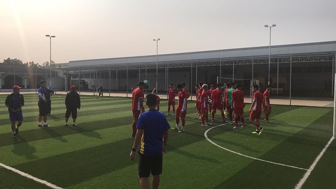 Olympic Việt Nam luyện công trên mặt sân xấu 'phát hờn' - ảnh 6