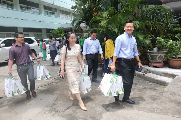 Việt Hưng Phát góp phần đem lại ánh sáng cho 400 bệnh nhân nghèo - ảnh 2