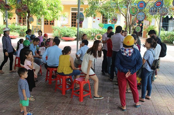 Nhiều trẻ bị từ chối nhận học trong ngày tựu trường