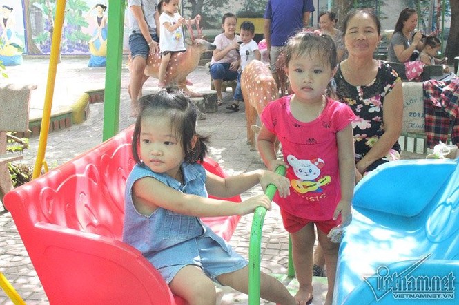Nhiều trẻ bị từ chối nhận học trong ngày tựu trường