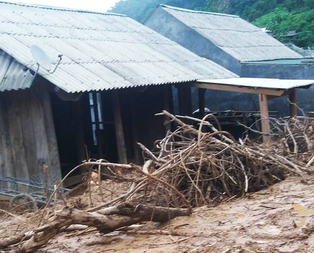 Thầy cô bật khóc trước cảnh hoang tàn của trường lớp sau lũ - ảnh 3