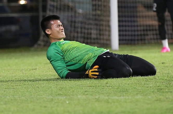 Bùi Tiến Dũng mướt mồ hôi luyện bắt penalty chờ đấu Syria - ảnh 2