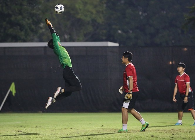 Bùi Tiến Dũng mướt mồ hôi luyện bắt penalty chờ đấu Syria - ảnh 4