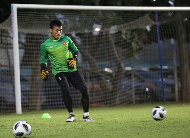 Bùi Tiến Dũng mướt mồ hôi luyện bắt penalty chờ đấu Syria - ảnh 5