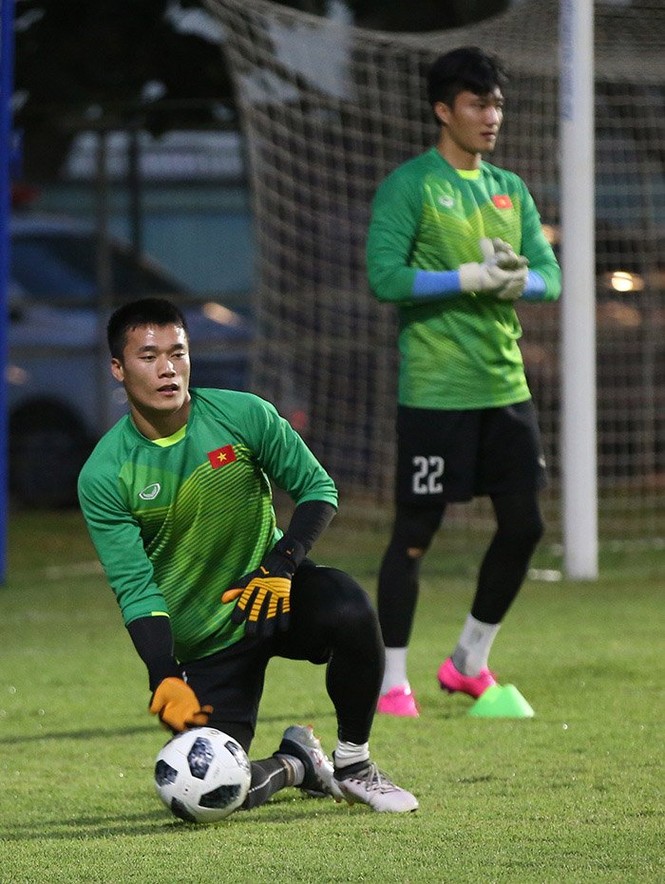 Bùi Tiến Dũng mướt mồ hôi luyện bắt penalty chờ đấu Syria - ảnh 6