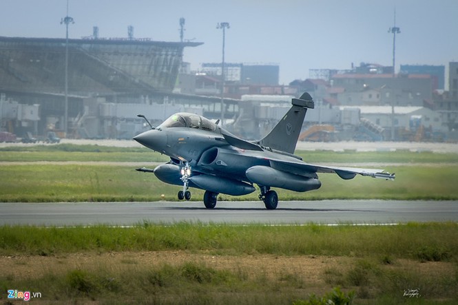 Treo nón vào tiêm kích đa năng Rafale khi hạ cánh tại Hà Nội - ảnh 1
