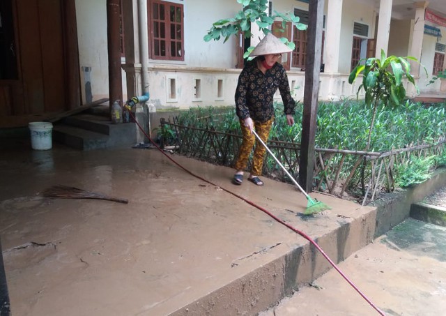 Thầy cô bật khóc trước cảnh hoang tàn của trường lớp sau lũ - ảnh 4
