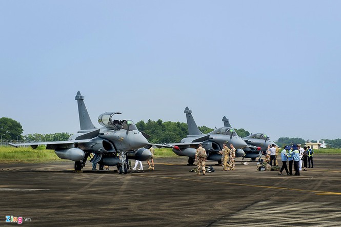 Treo nón vào tiêm kích đa năng Rafale khi hạ cánh tại Hà Nội - ảnh 2