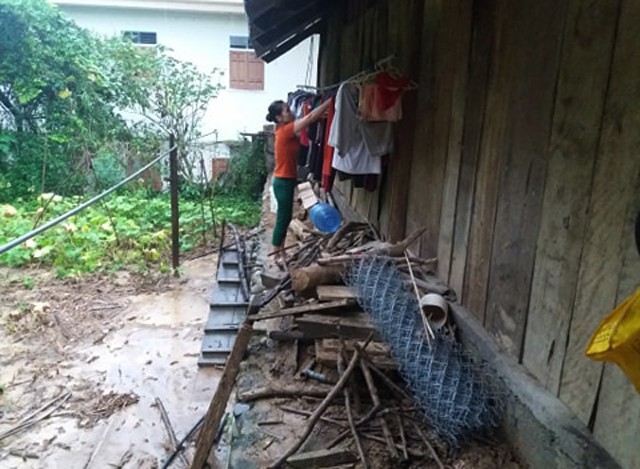 Thầy cô bật khóc trước cảnh hoang tàn của trường lớp sau lũ - ảnh 5