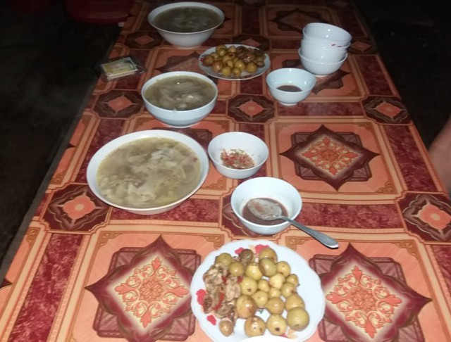 Thầy cô bật khóc trước cảnh hoang tàn của trường lớp sau lũ - ảnh 6