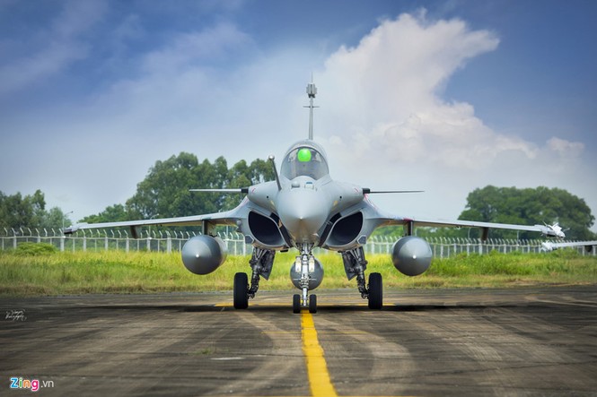 Treo nón vào tiêm kích đa năng Rafale khi hạ cánh tại Hà Nội - ảnh 3
