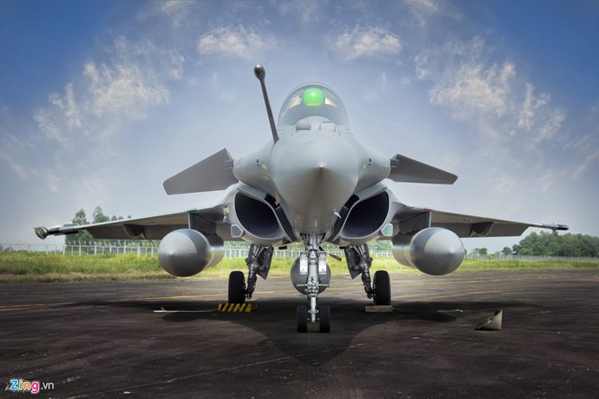 Treo nón vào tiêm kích đa năng Rafale khi hạ cánh tại Hà Nội - ảnh 4
