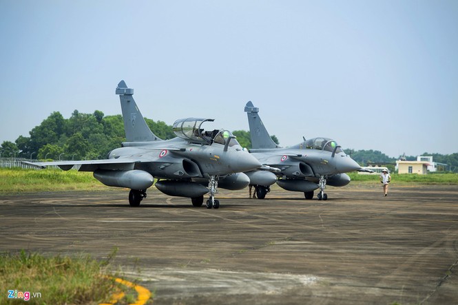 Treo nón vào tiêm kích đa năng Rafale khi hạ cánh tại Hà Nội - ảnh 5