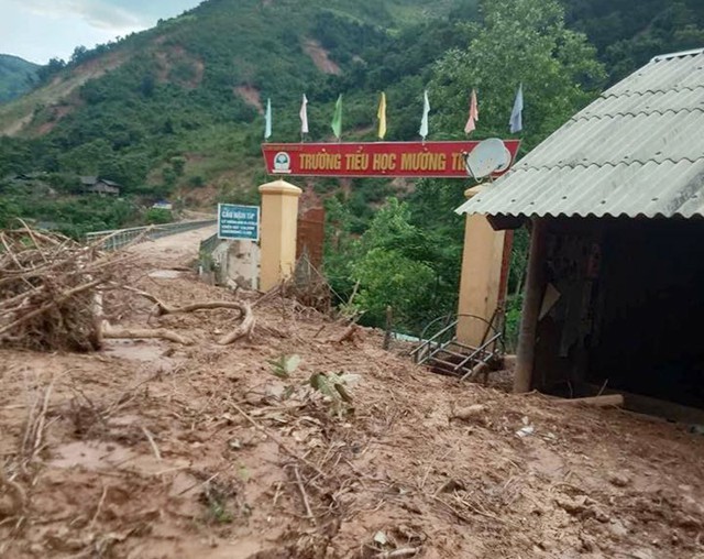 Thầy cô bật khóc trước cảnh hoang tàn của trường lớp sau lũ - ảnh 1