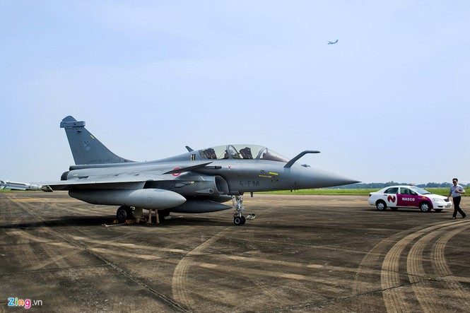 Treo nón vào tiêm kích đa năng Rafale khi hạ cánh tại Hà Nội - ảnh 6