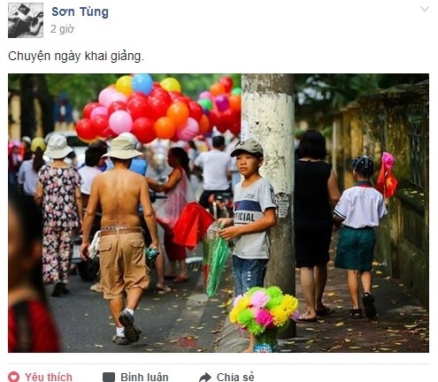 Xúc động bức ảnh 3 em nhỏ bán vé số bám hàng rào xem lễ khai giảng - ảnh 1