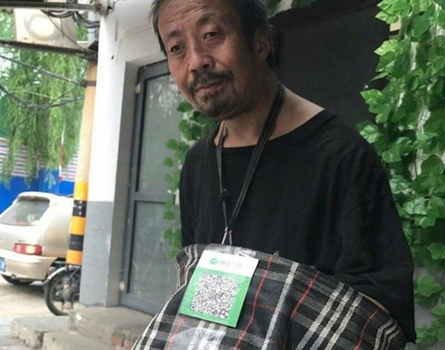Cận cảnh 'ăn xin công nghệ cao' chê tiền mặt - ảnh 2