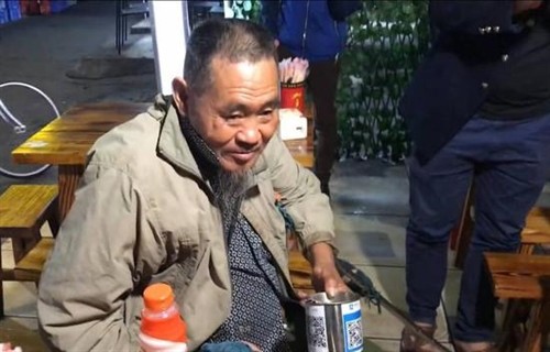 Cận cảnh 'ăn xin công nghệ cao' chê tiền mặt - ảnh 3