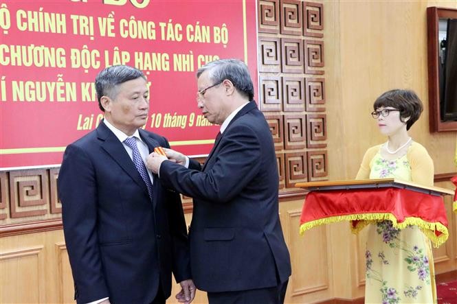 Công bố các quyết định của Bộ Chính trị về công tác cán bộ - ảnh 2
