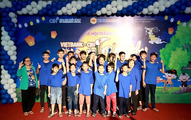 Vietbank trao học bổng cho trẻ em mái ấm TPHCM dịp Trung thu 2018 - ảnh 2