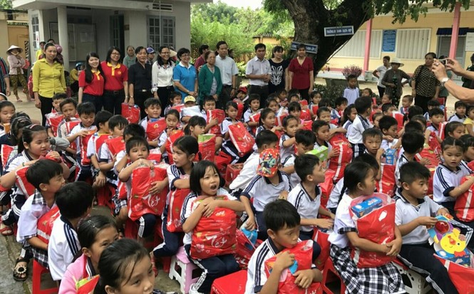 Bibica- mang tết trung thu đến cho trẻ em nghèo - ảnh 2