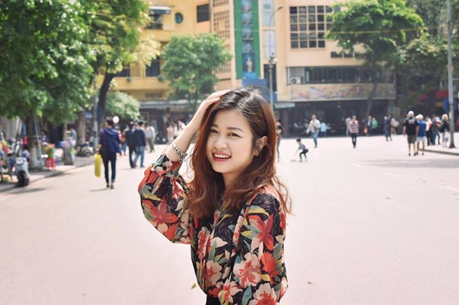 Sinh viên chụp lén cô giáo dạy Triết học trên lớp vì xinh đẹp - ảnh 1