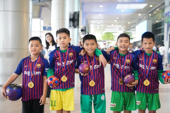 5 tuyển thủ nhí lên đường đến CLB Barcelona tập huấn - ảnh 2