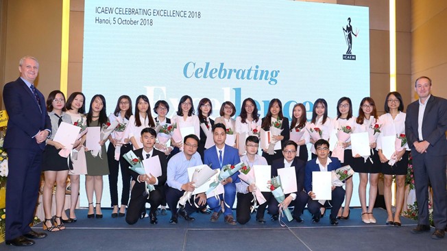 ICAEW trao chứng chỉ CFAB cho 54 học viên tốt nghiệp đầu tiên tại VN - ảnh 1