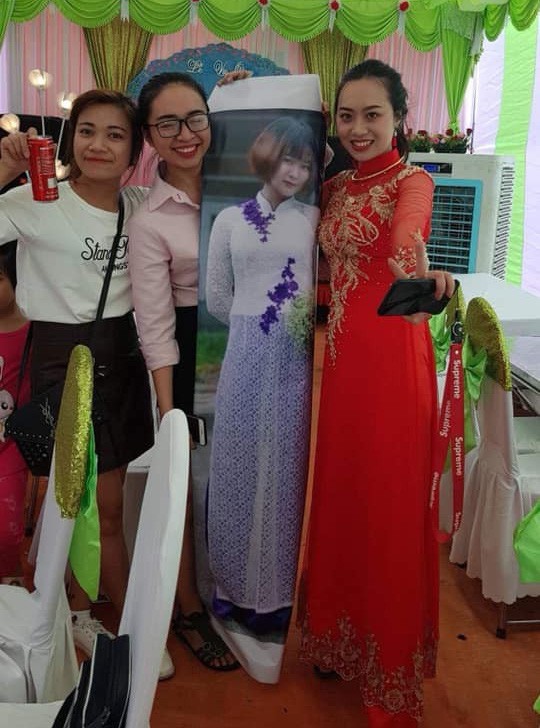 Hài hước cô gái được nhóm bạn in ảnh để giữ lời hứa dự đám cưới - ảnh 1