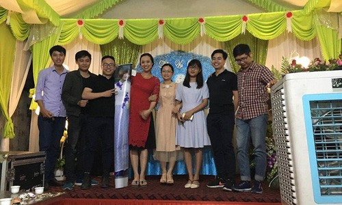 Hài hước cô gái được nhóm bạn in ảnh để giữ lời hứa dự đám cưới - ảnh 3